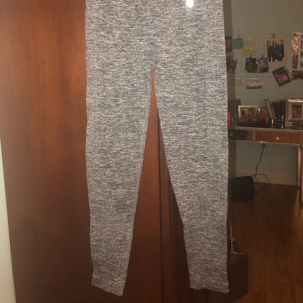 GREY LEGGINGS